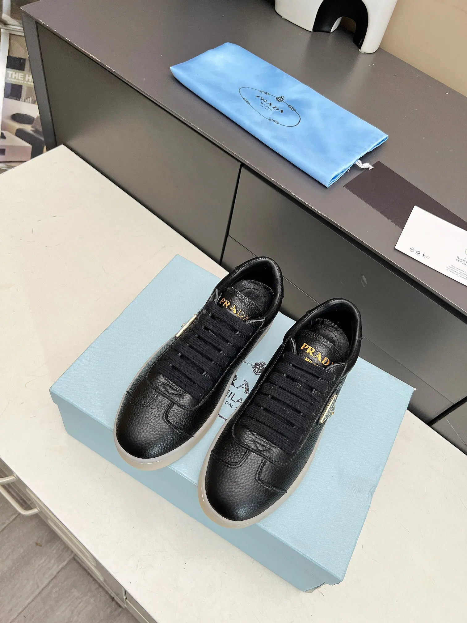 👟👟Ex-factory price 480👟👟 2024 Prada/Prada "couples" metal logo decorated Lane leather sneakers. This sneaker is fashionable and simple, showing the full integration of minimalist style and sports personality. Easy to wear and durable, artistic retro style. Leather material: original imported cowhide. Lining: sheepskin lining. Shoe logo: enamel-coated triangular metal logo. Size: 35-45 (female 41, male 45, custom-made, non-returnable).